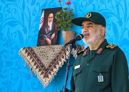مردم ایران، رهبر انقلاب را تنها نگذاشته‌اند