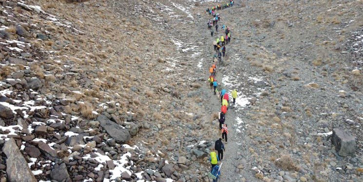 صعود همزمان ۸۰۰ کوهنورد سپاهی به قله‌های بالای ۳۰۰۰ متر کشور