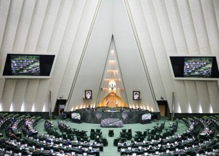 موافقت مجلس با کاهش ساعت کاری کارمندان دولت و تعطیلی شنبه ها