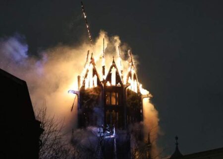 کلیسای ۱۵۰ ساله آمستردام در آتش سوخت