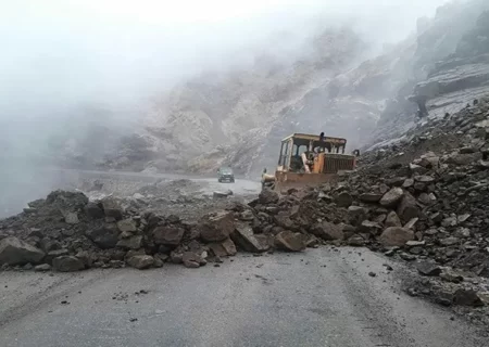 مسافران در حاشیه جاده های کوهستانی توقف نکنند