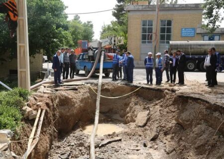 مهار حادثه یکی از خطوط ۱۴۰۰ میلیمتری انتقال آب به شهر اصفهان در کمتر از ۲۴ ساعت صورت گرفت